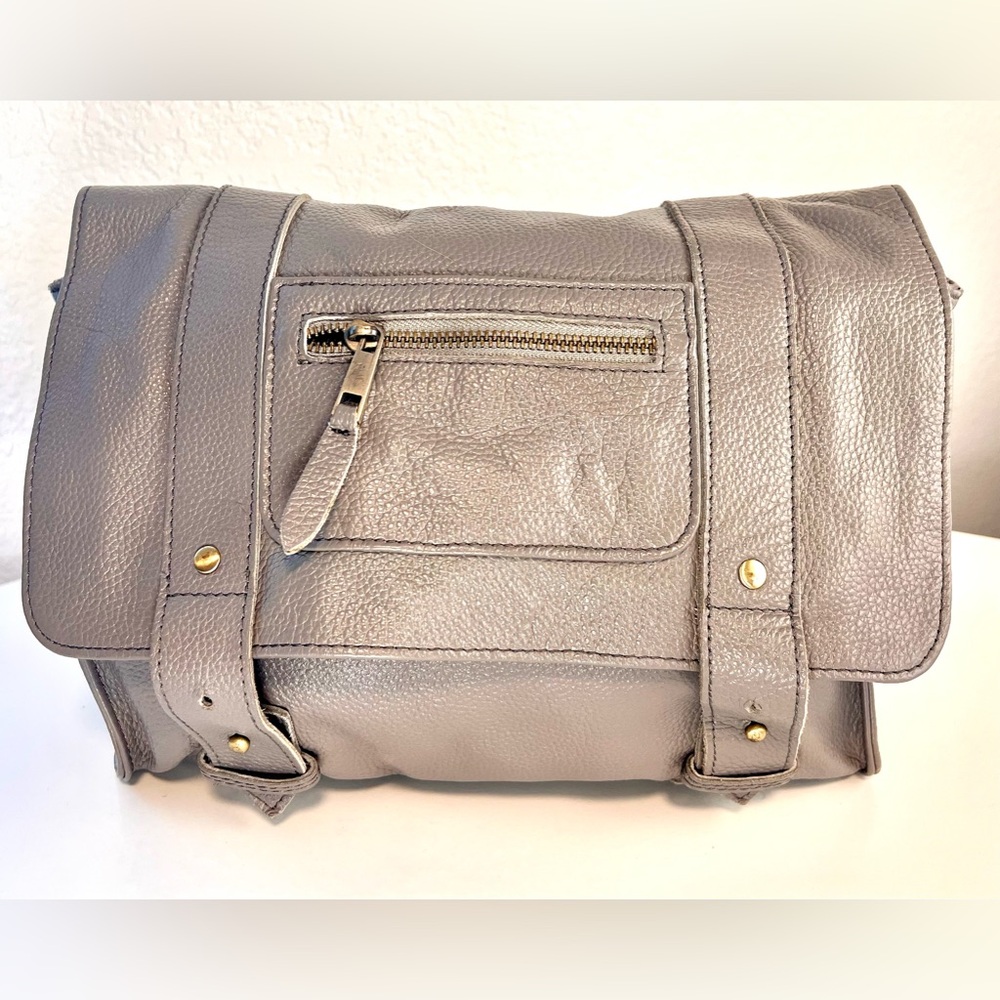 VereVertu pebble leather convertible, backpack, made in Spain.
